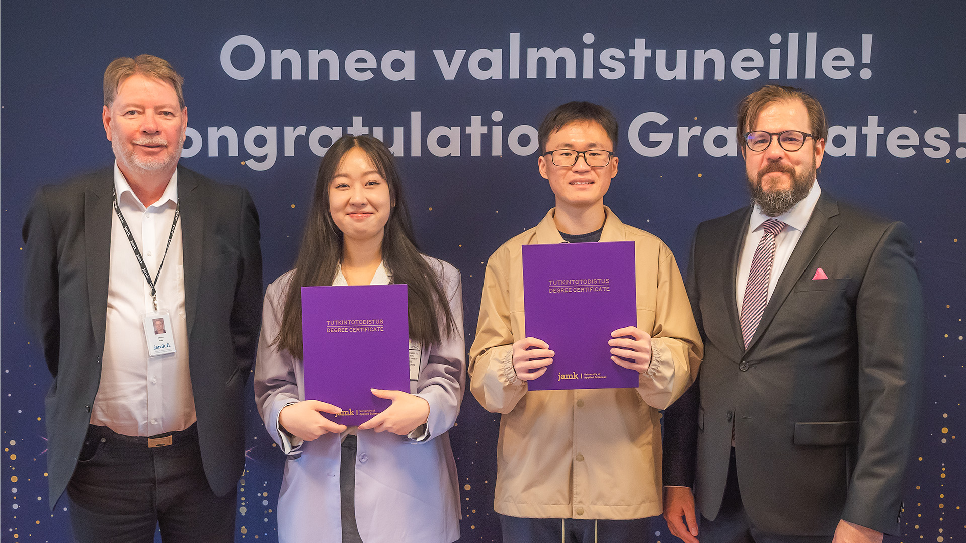 Opiskelijat yhdessä Jamkin henkilöstön kanssa