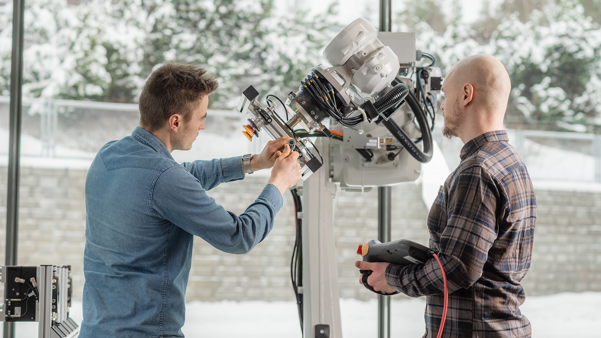 Kaksi henkilöä ja robotti