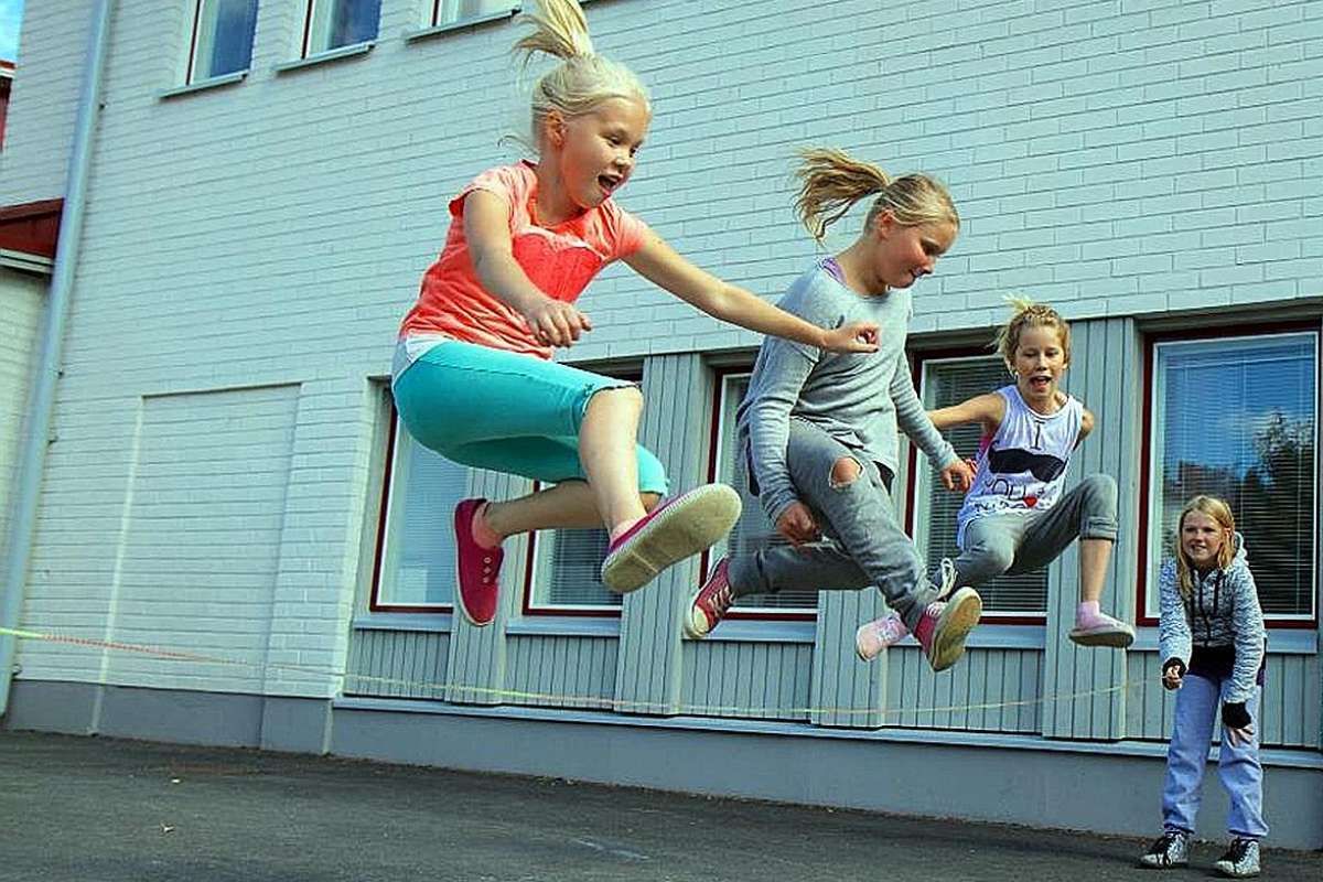 Lapset hyppäävät narua. Kuvapankkikuva.