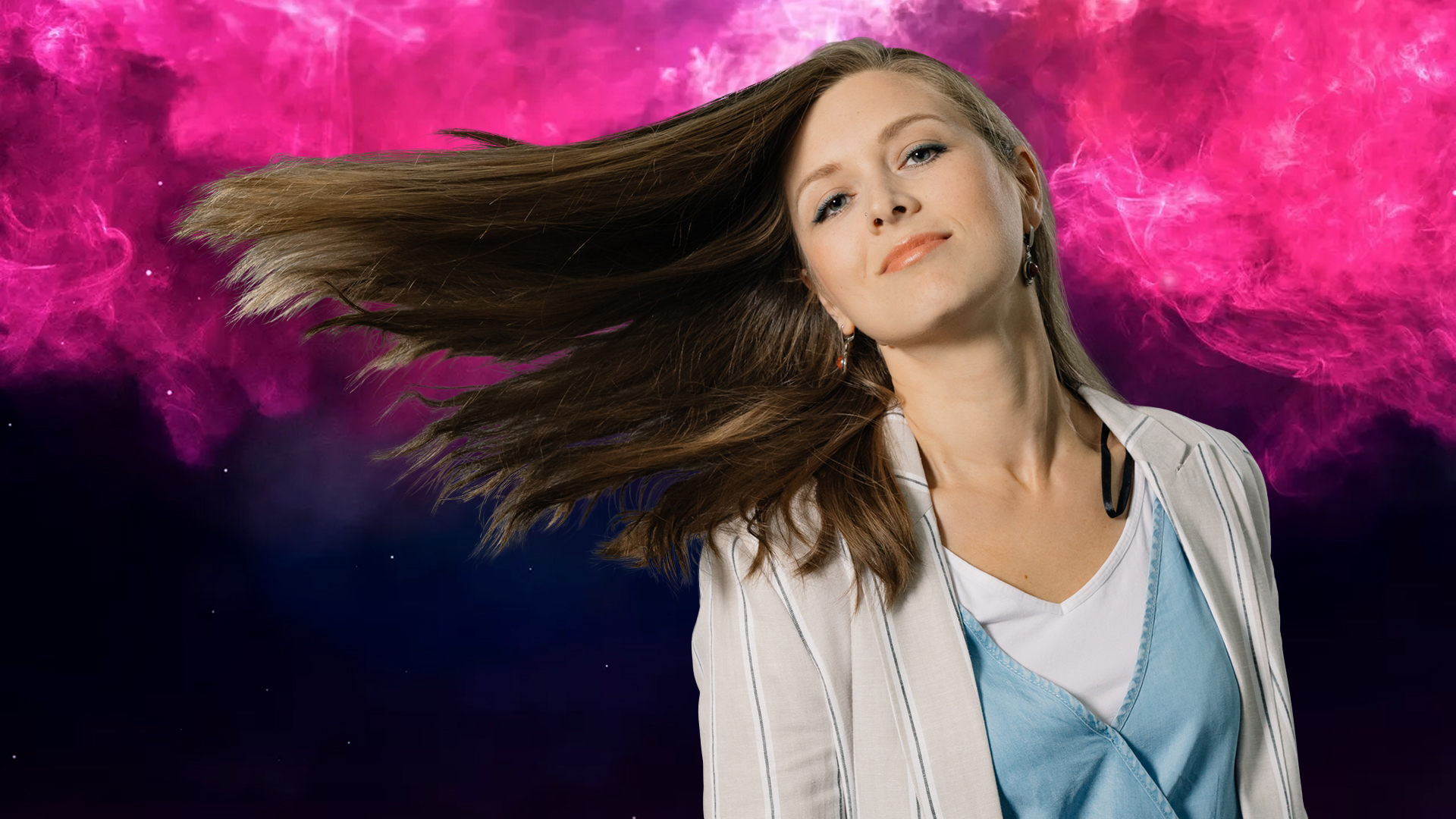 Opiskelijatyttö. jolla on pitkät hiukset