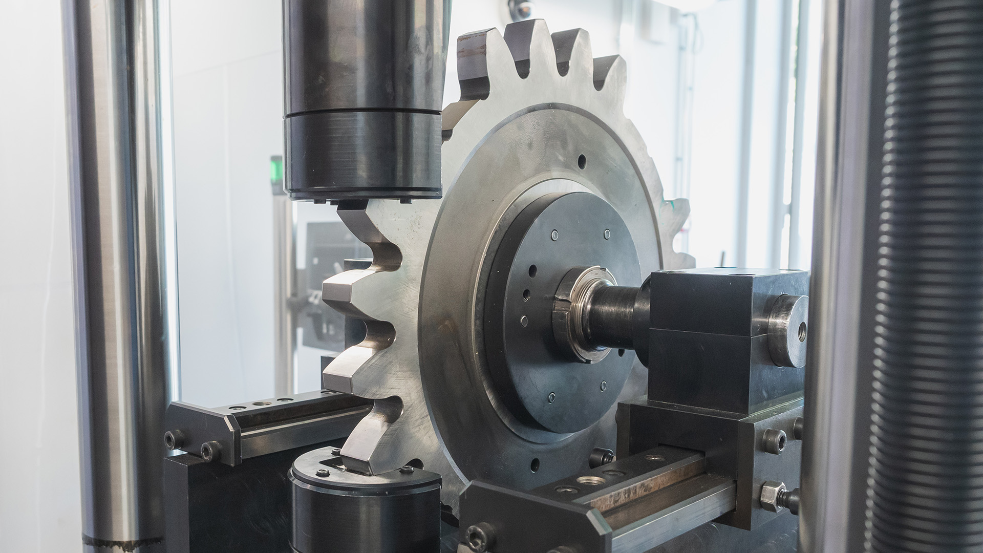 Materiaalin väsymistestausta pulsaattorilla