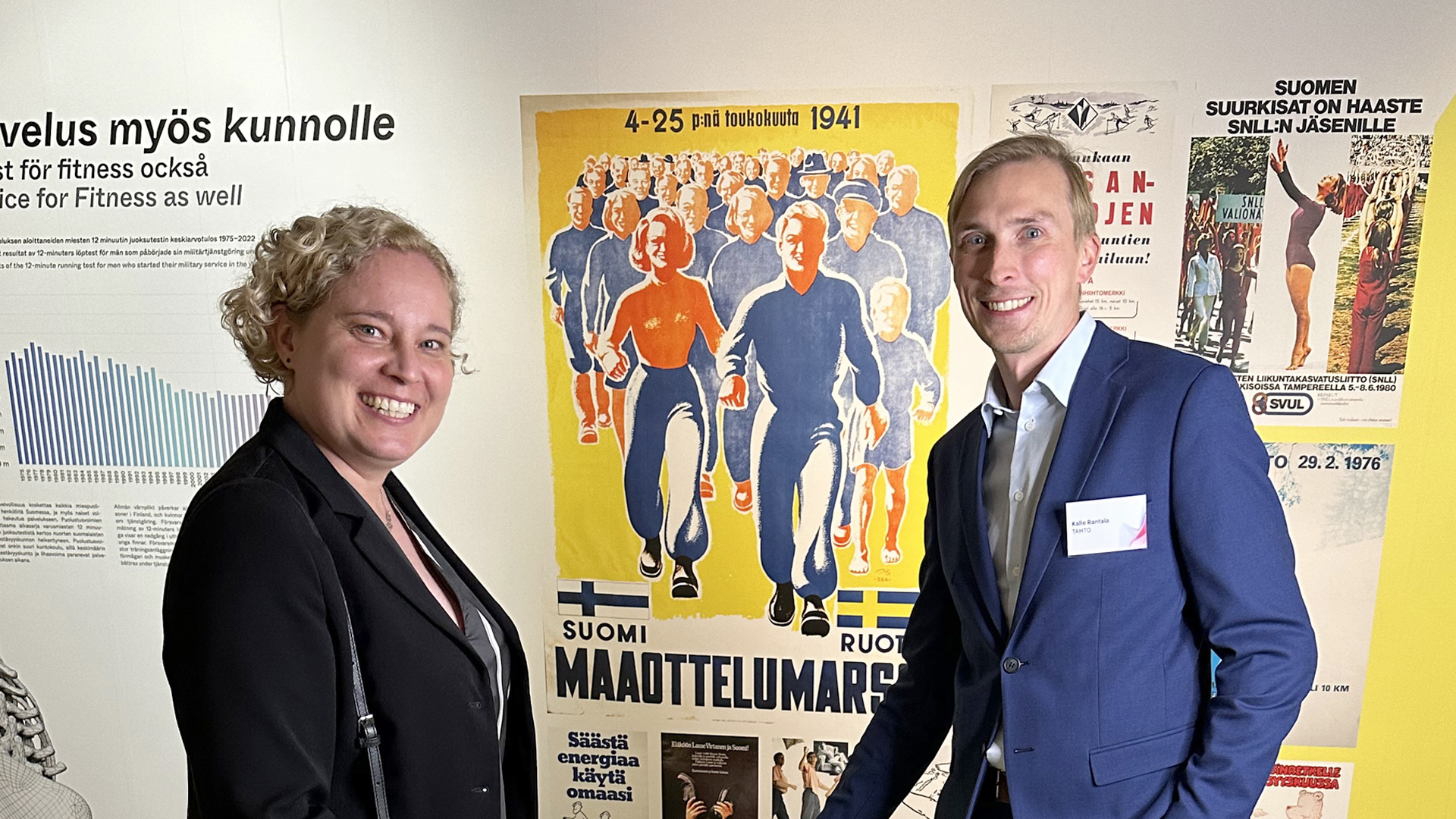 Maria Rantala ja Kalle Rantala seisovat julistenäyttelyssä Urheilumuseossa. Kuva Sanna-Leena Perunka.