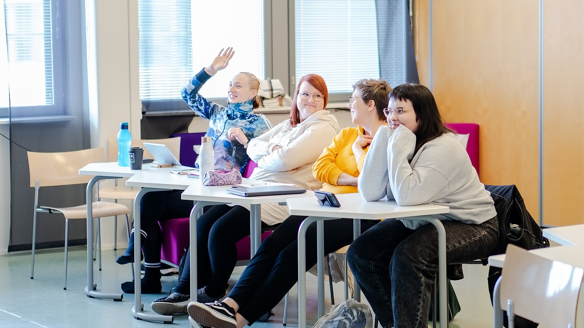 Opiskelijoita pöydän ääressä