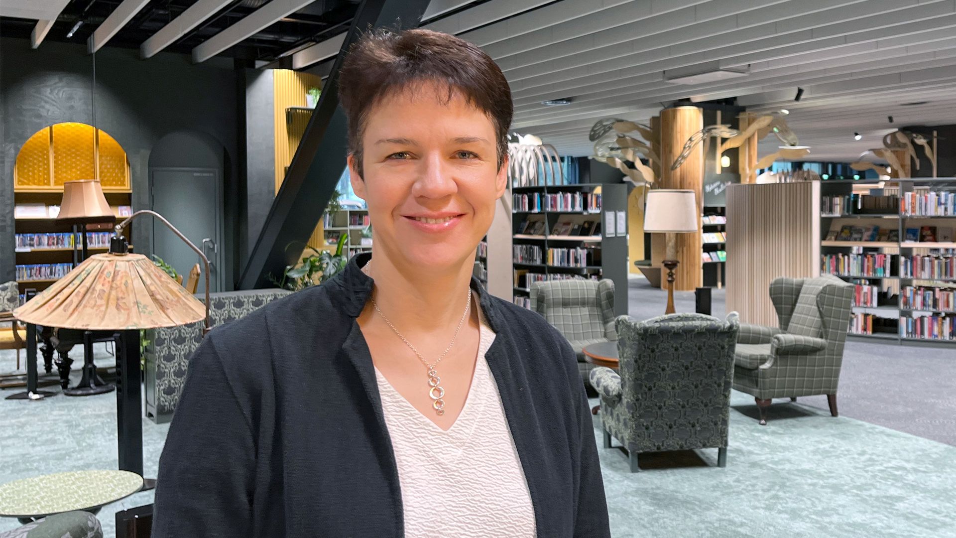 Kuvassa erityisopettajaksi valmistunut Outi Koivisto