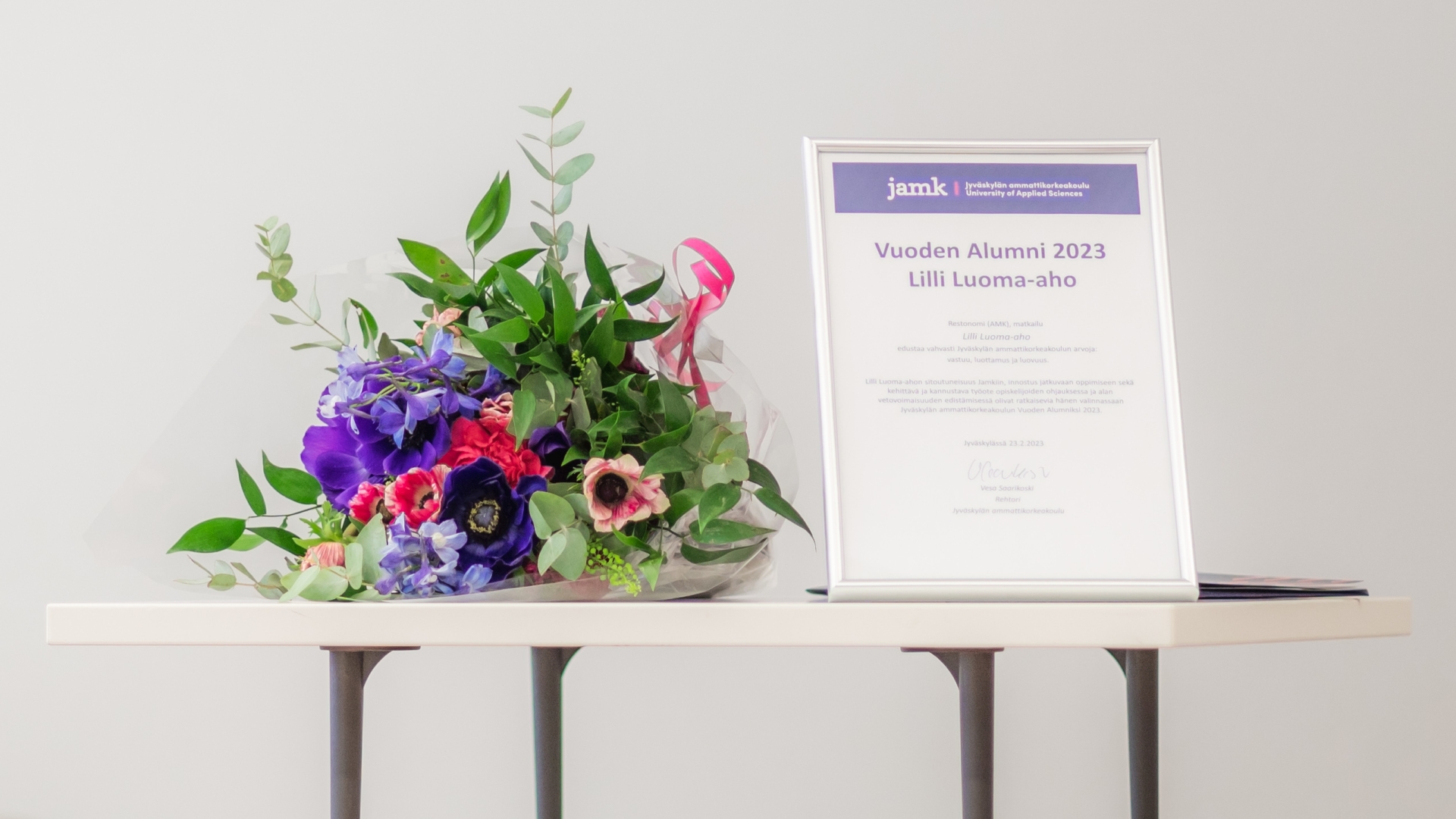 Vuoden Alumnin kukat ja diplomi 2023