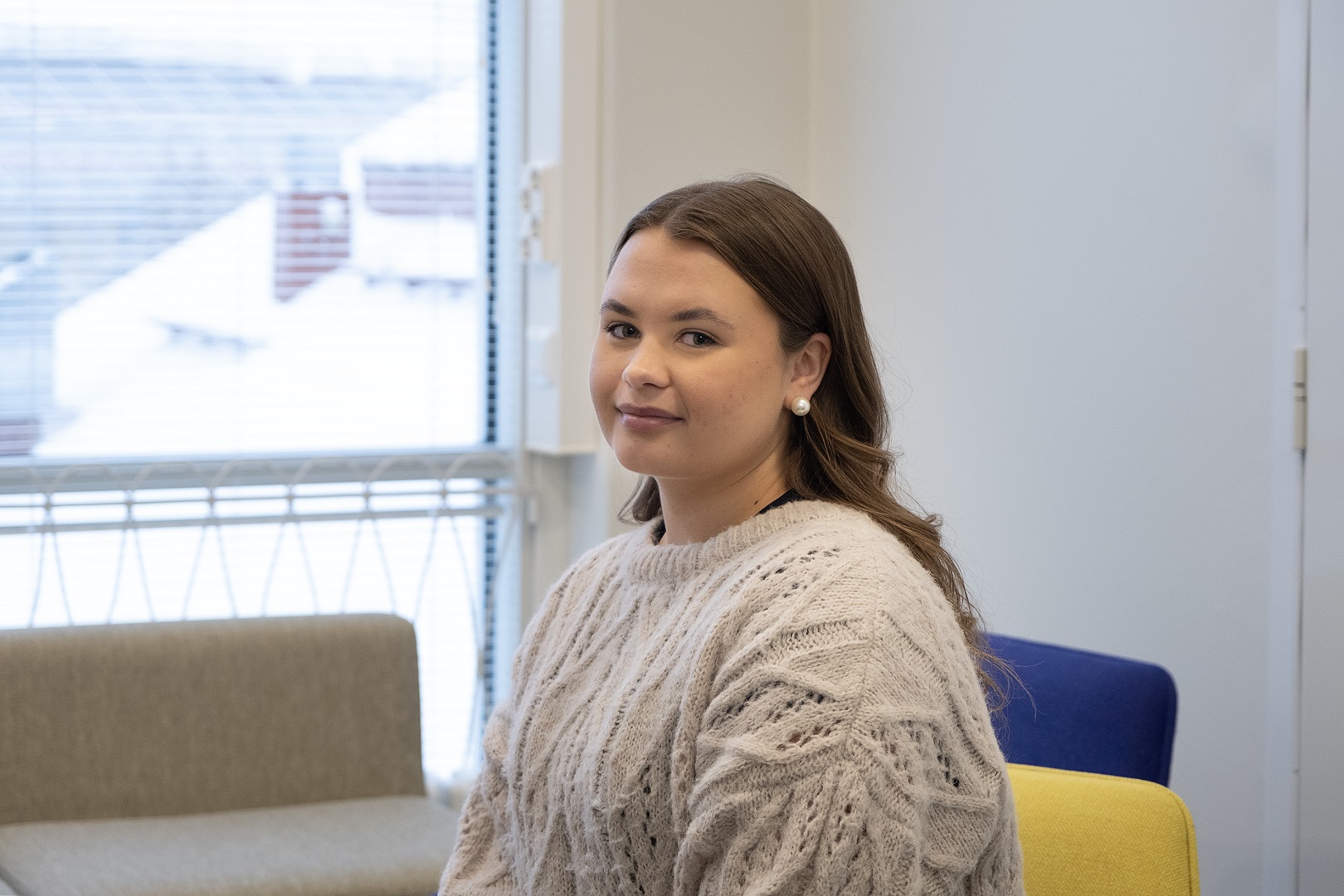 Opiskelija istuu penkillä