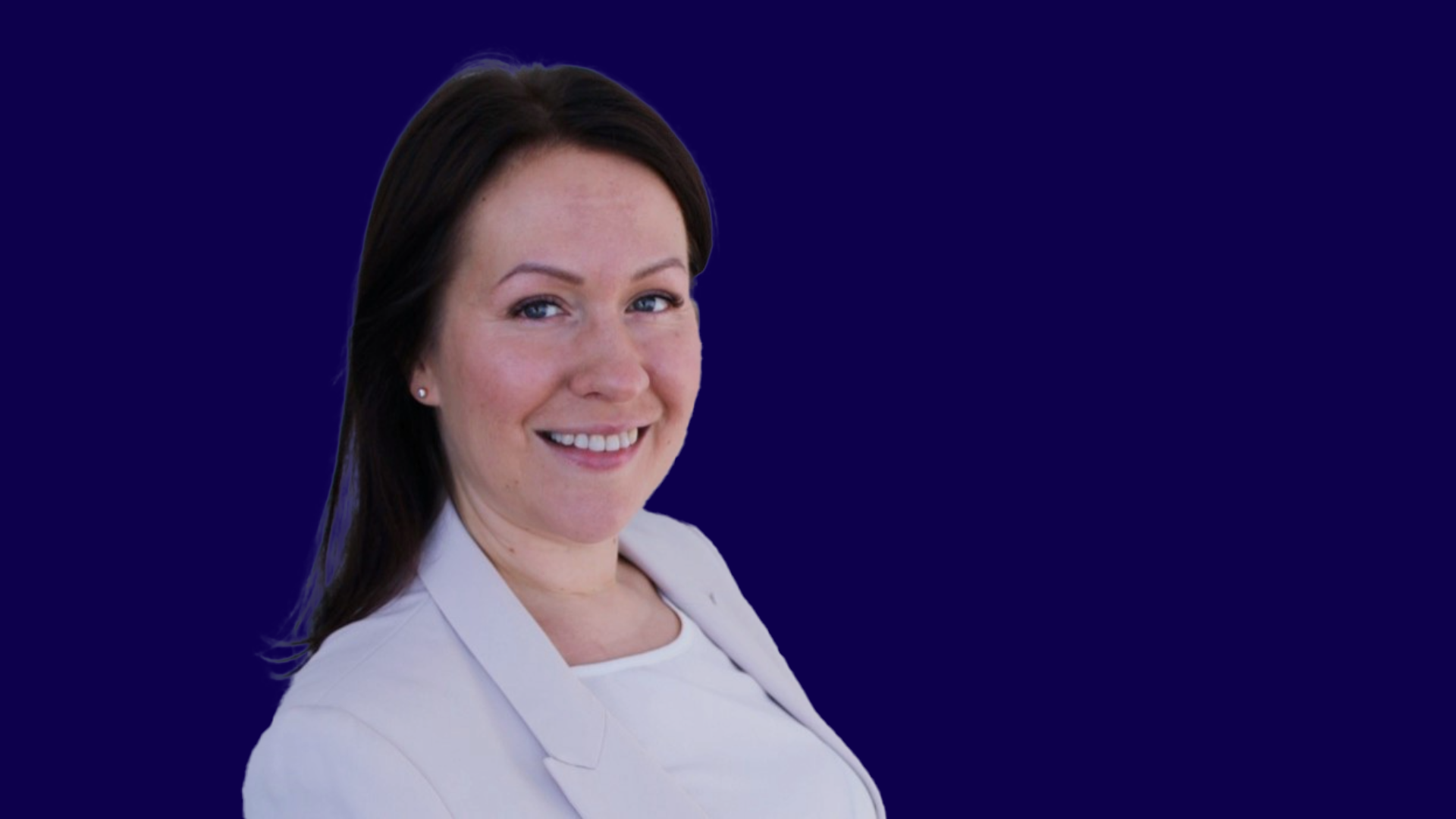 Jenni Kangas, nainen sinistä taustaa vasten