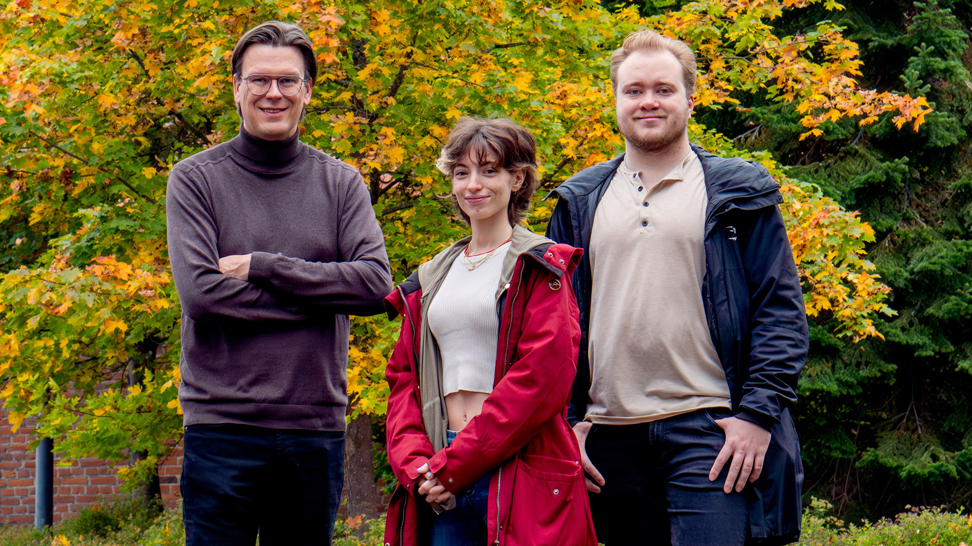 Kansainvälisiä opiskelijoita Lutakon maisemissa