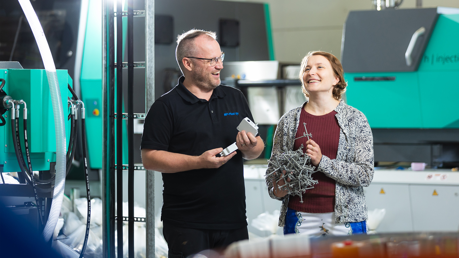 Kestävyysagentti Sanni Soininen ja M-Plastin toimitusjohtaja Sami Tolvanen tutkivat ylijäämämuovia