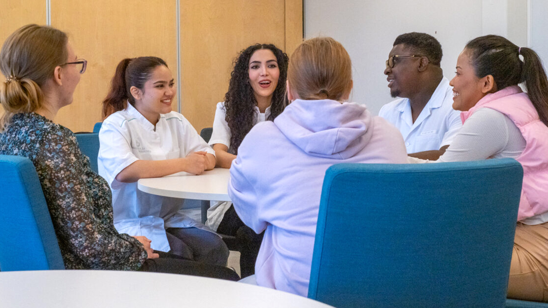 Kansainväliset opiskelijat kokoontuivat Dynamolla vaihtamaan kuulumisia.