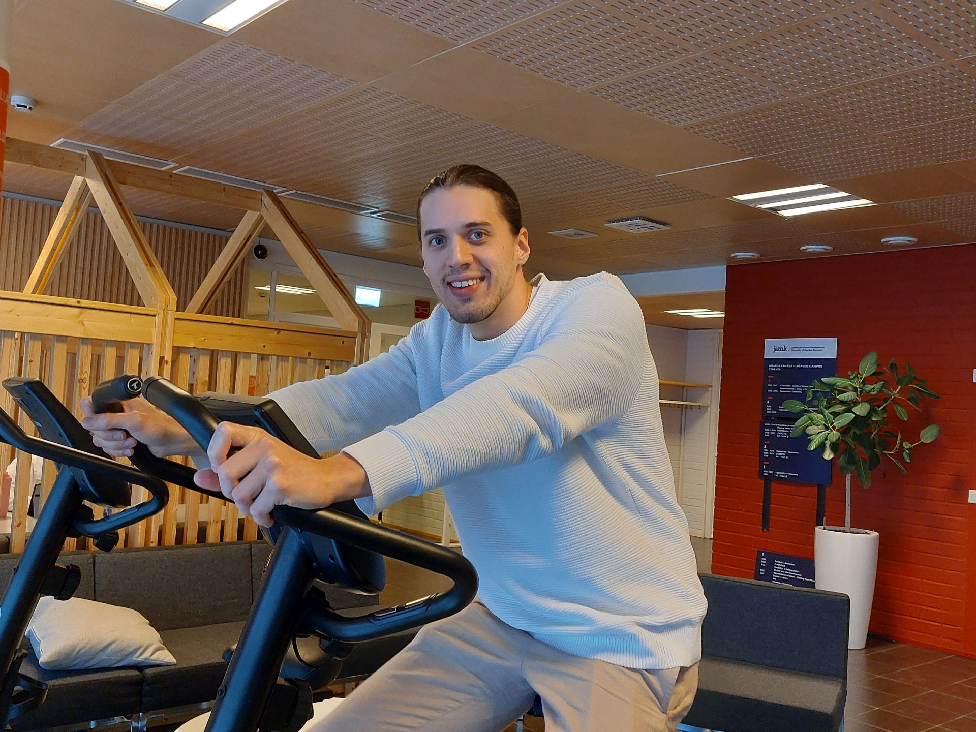 Tuomas Häkli, Likesin tutkija, polkee kuntopyörää.