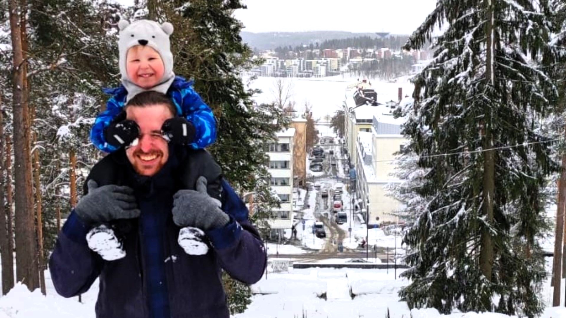 Jamk's Alumnus Felix Dorscht with his son, aged 3, enjoying winter in Jyväskylä.