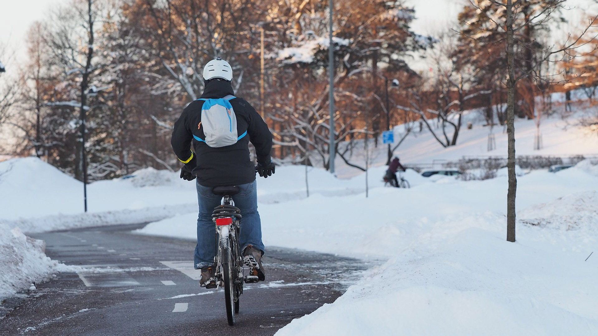 Pyöräilijä talvisessa säässä.