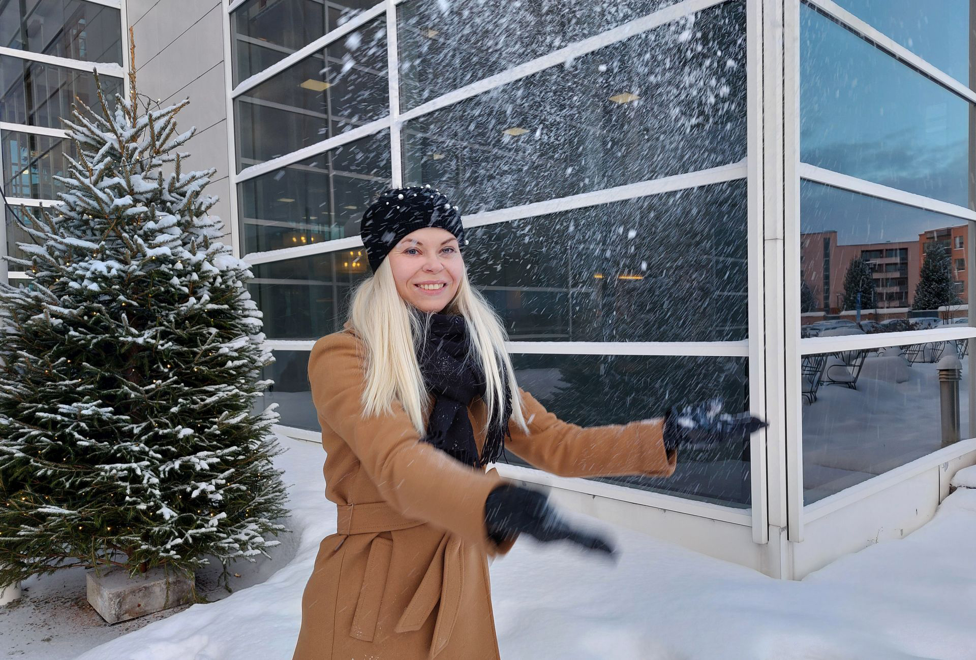 Henni Syväoja heittää lumipöllyä ilmaan.