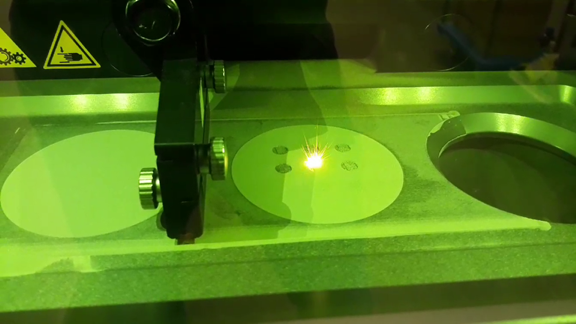 Kuva metallitulostimesta sen työstäessä metallin 3D-mallia