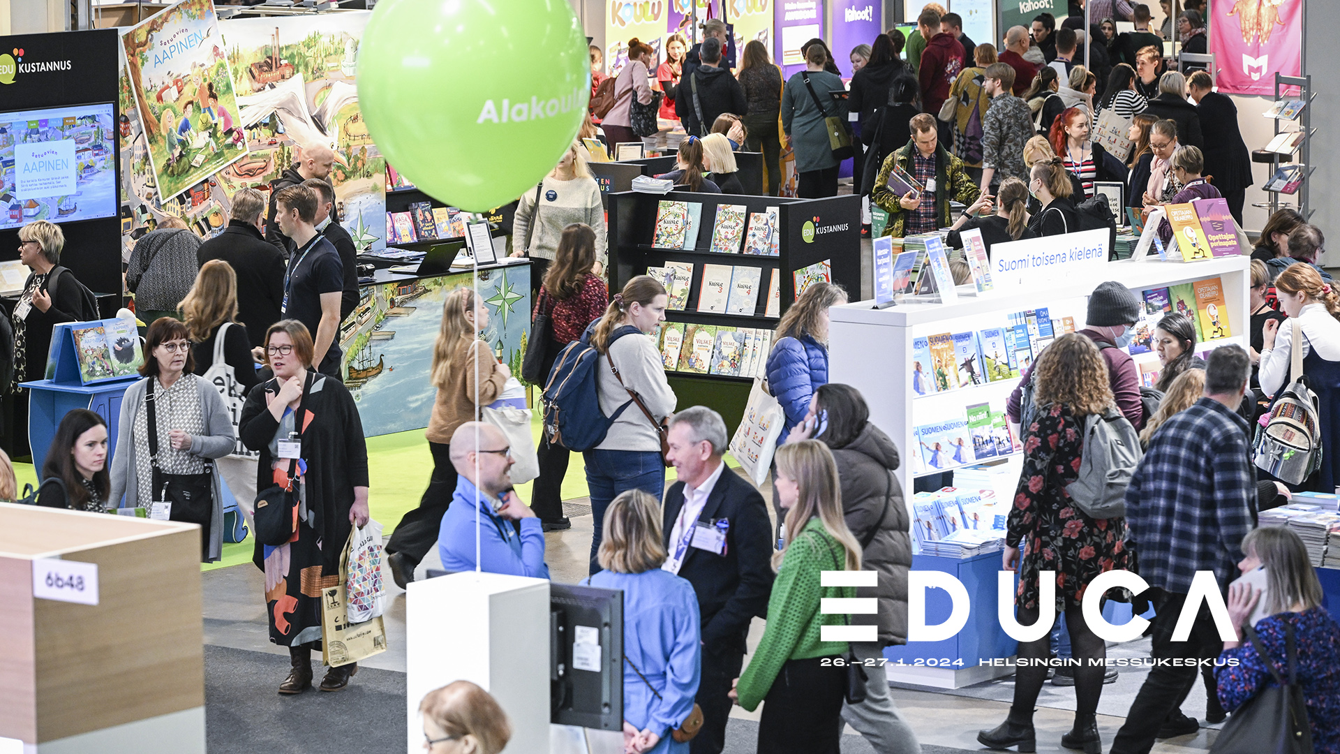 Paljon ihmisiä messuosastojen välissä ja Educa-messujen logo