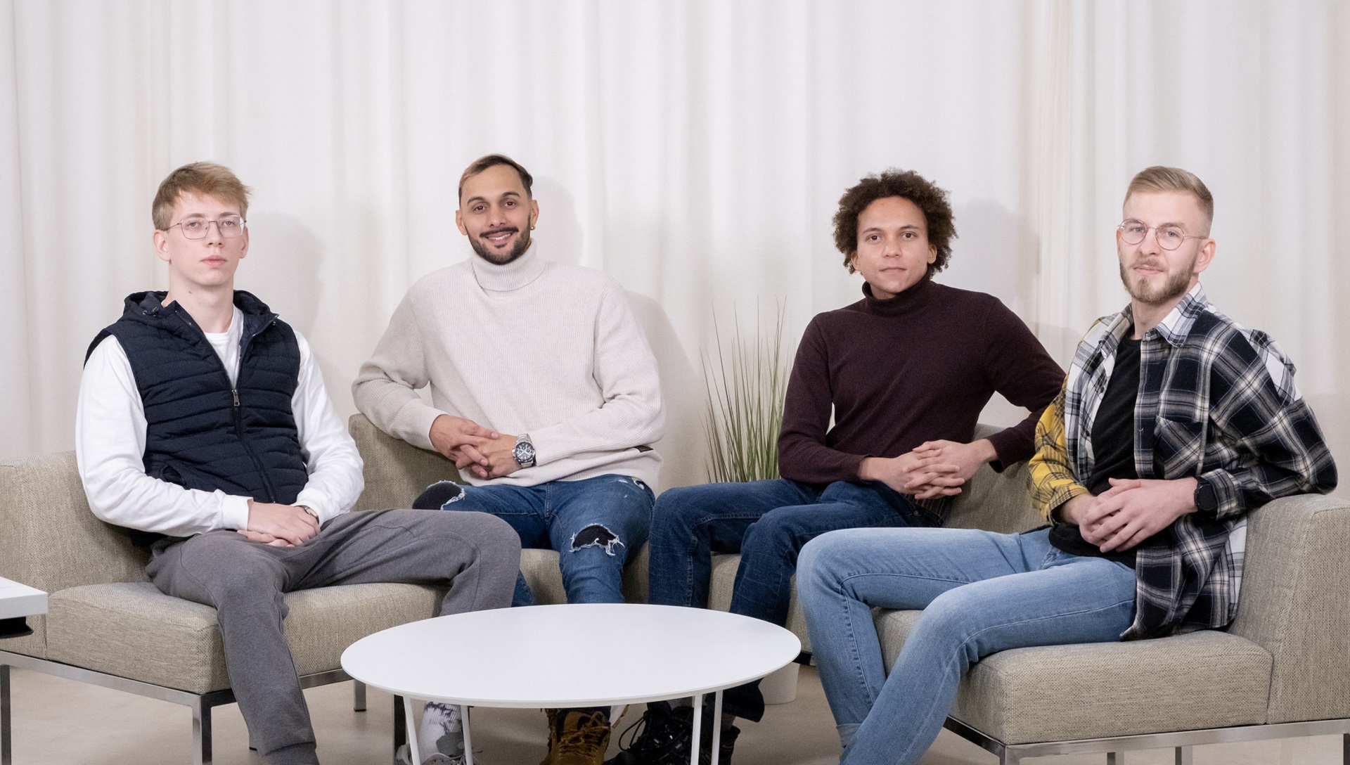 Opiskelijaryhmä istuu sohvilla