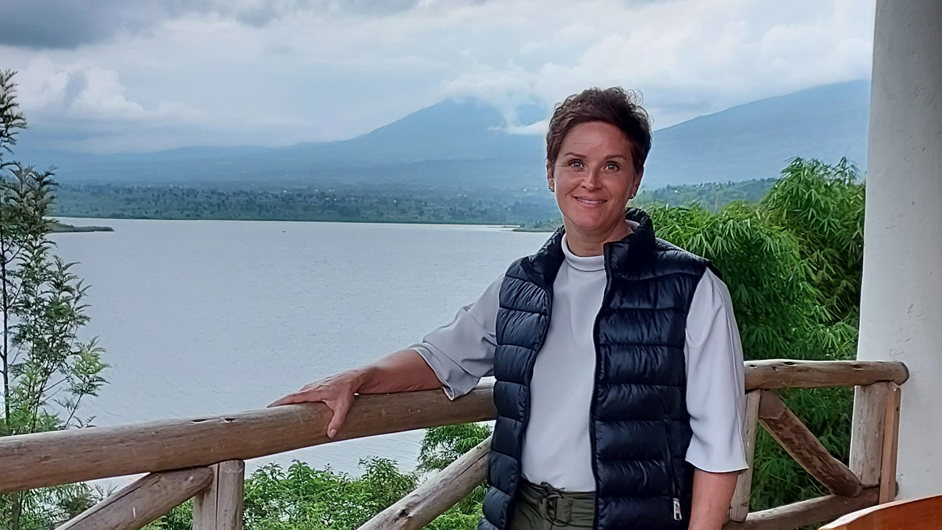 Tutkija Katariina Korniloff kuvattuna Ruandassa