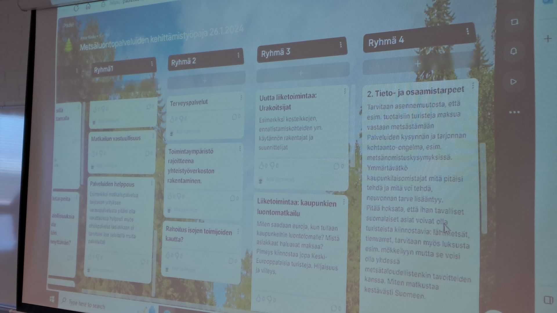 Näyttöleike Padlet-alustalta. Taululla näkyy sarakkeita, joiden alle on koottu osallistujien vastauksia.