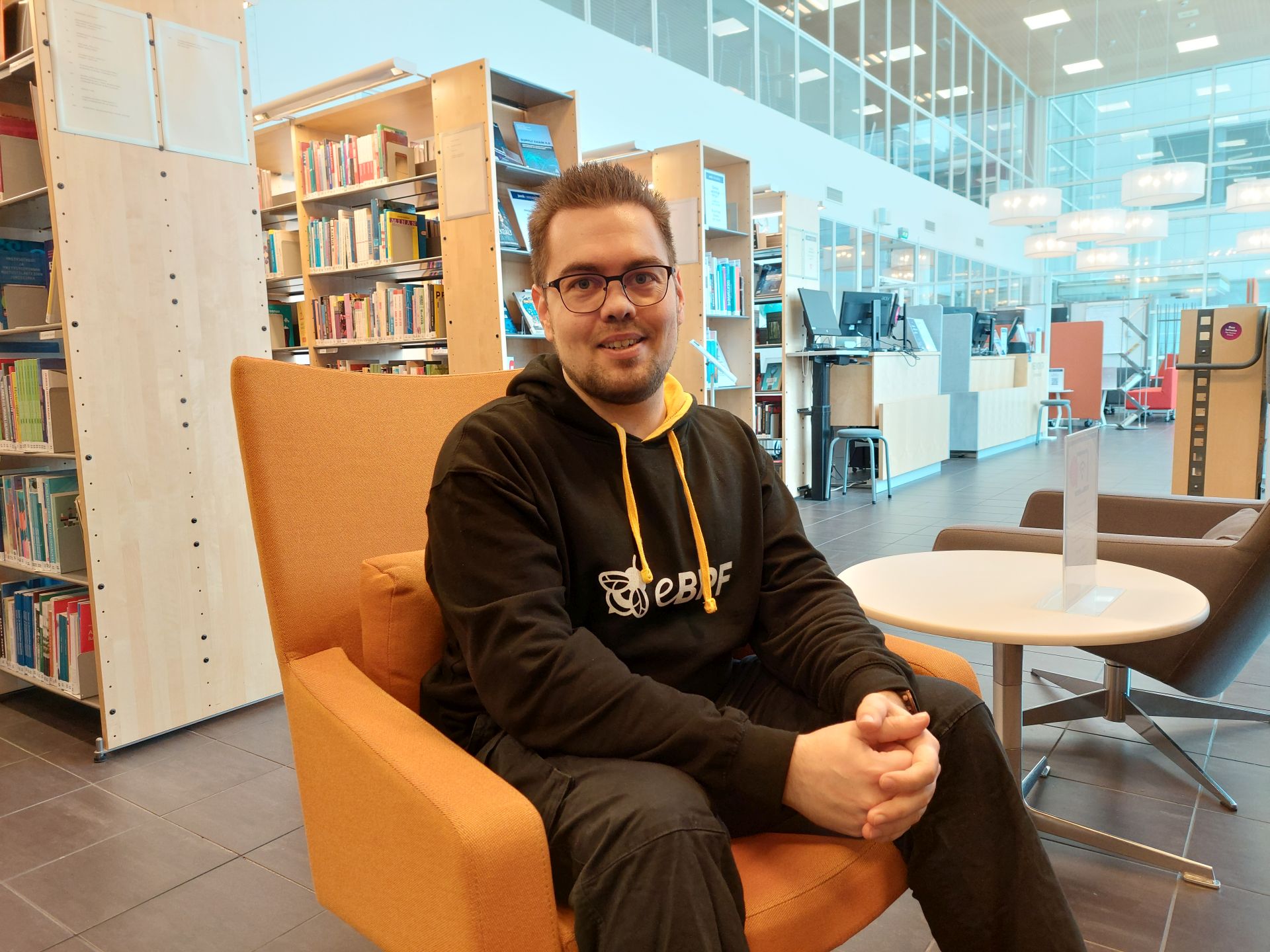 Insinööriopiskelija Aarne Salmi istumassa kirjastossa