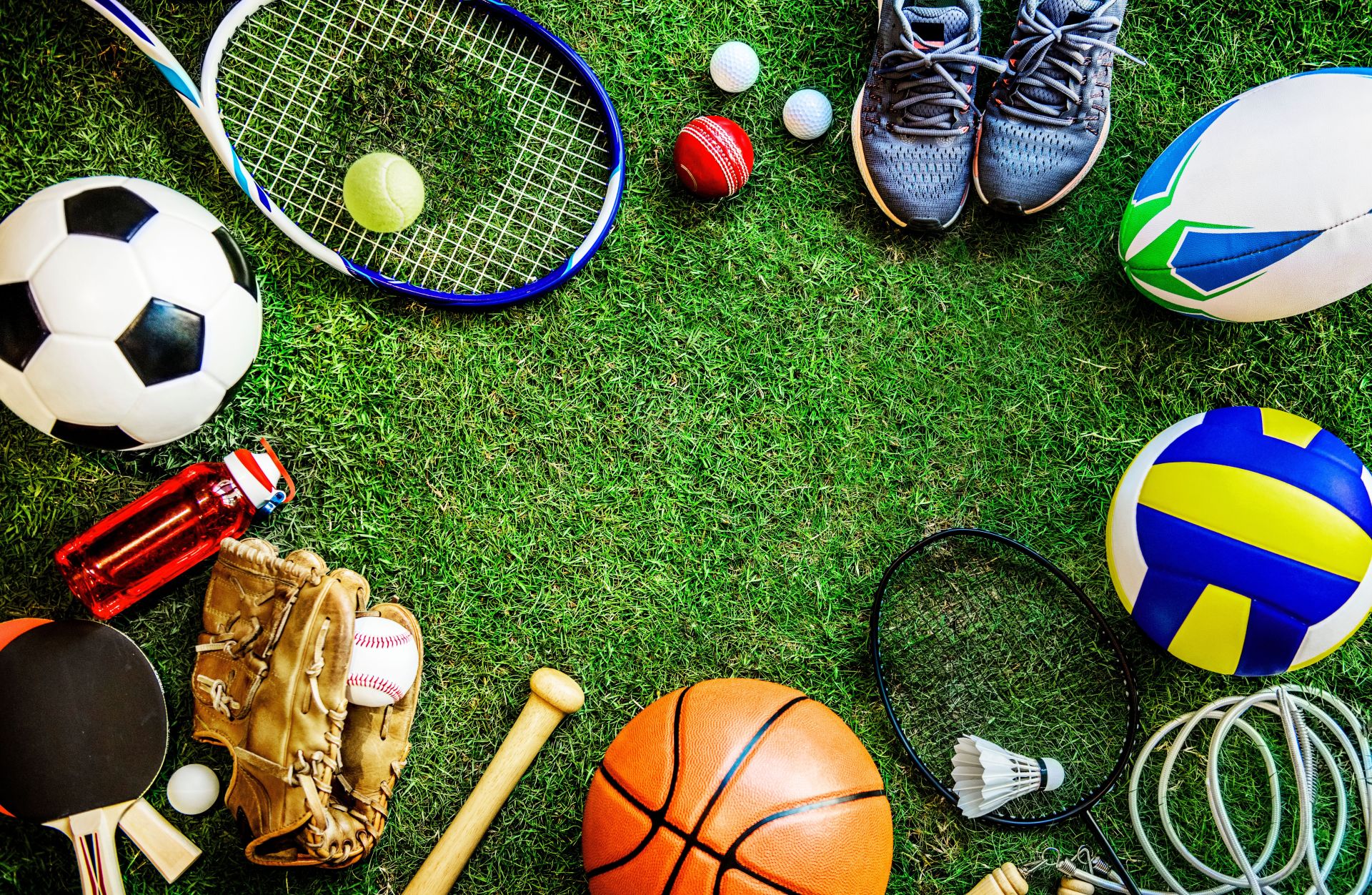 Urheiluvälineitä, kuten sulkapallomaila, koripallo, tennispallo.