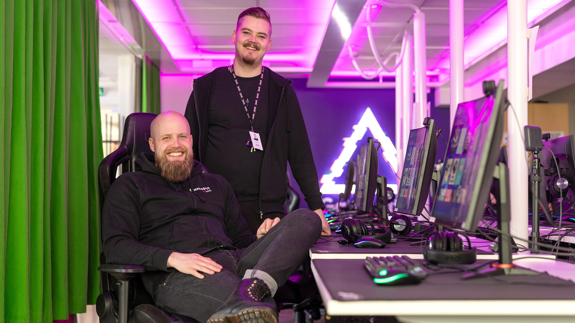 Tuomas ja Elmo poseeraavat GamePitin tiloissa