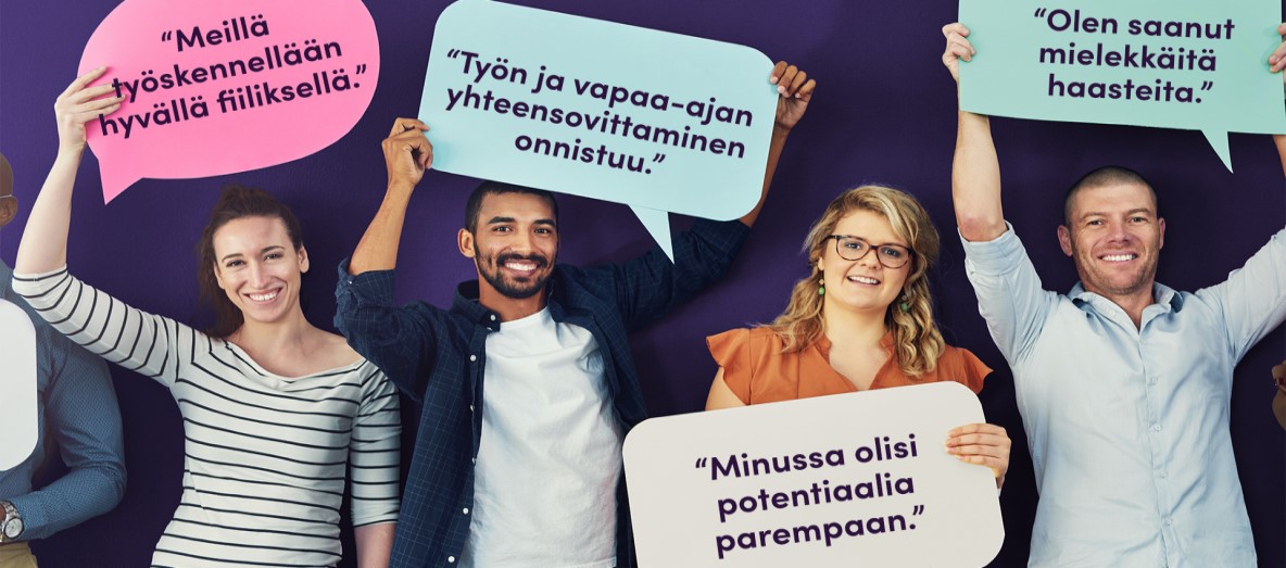 Neljä ihmistä seisoo kuvassa värikkäiden kylttien kanssa, joissa lukee työelämään liittyviä lausahduksia