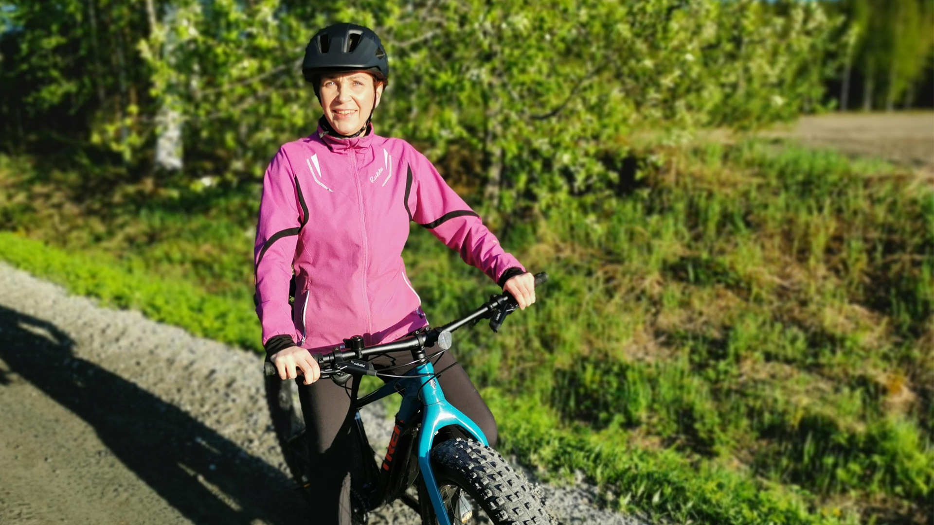 Nainen ajaa polkupyörällä