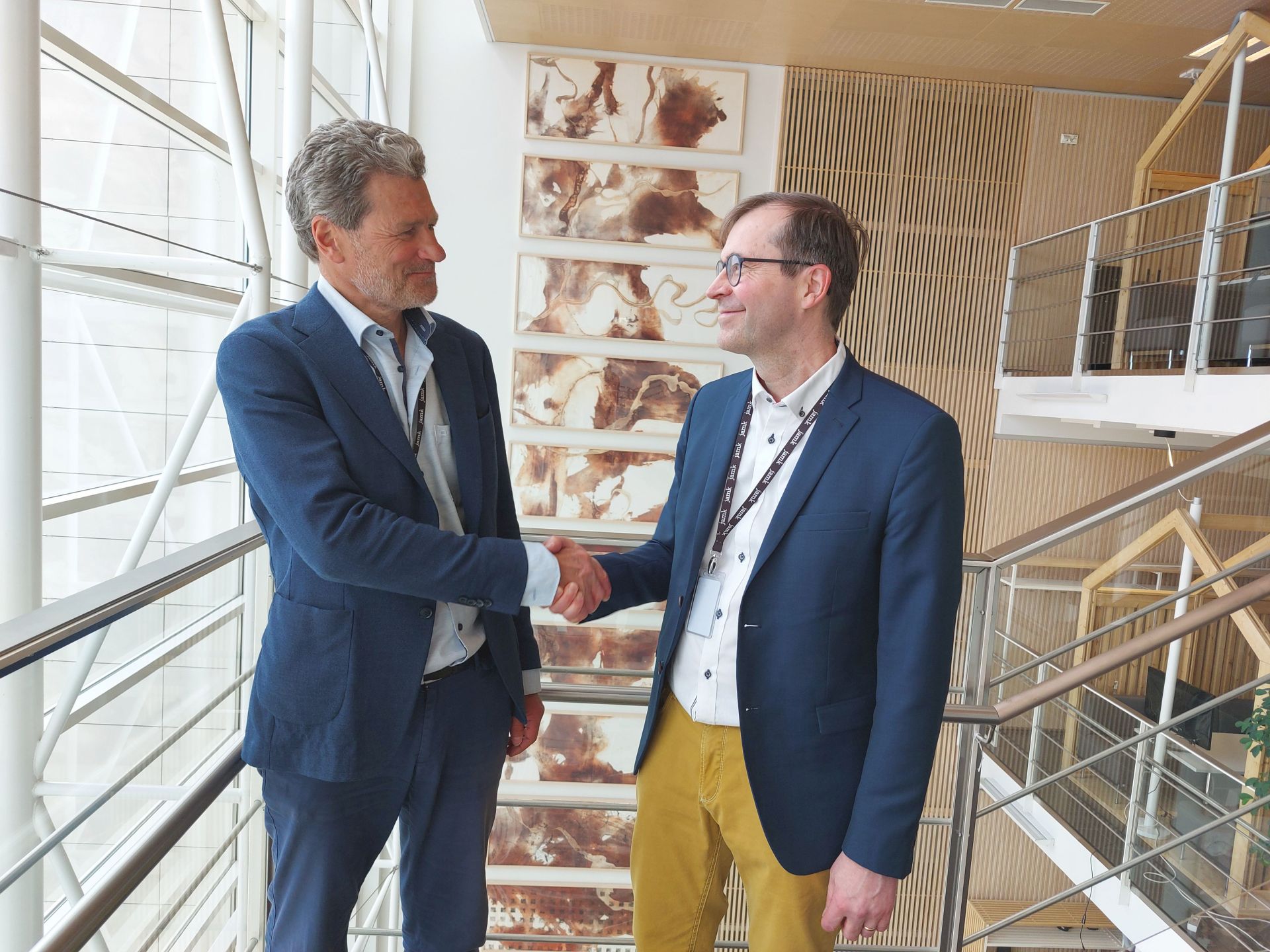 Kaksi henkilöä kättelee.