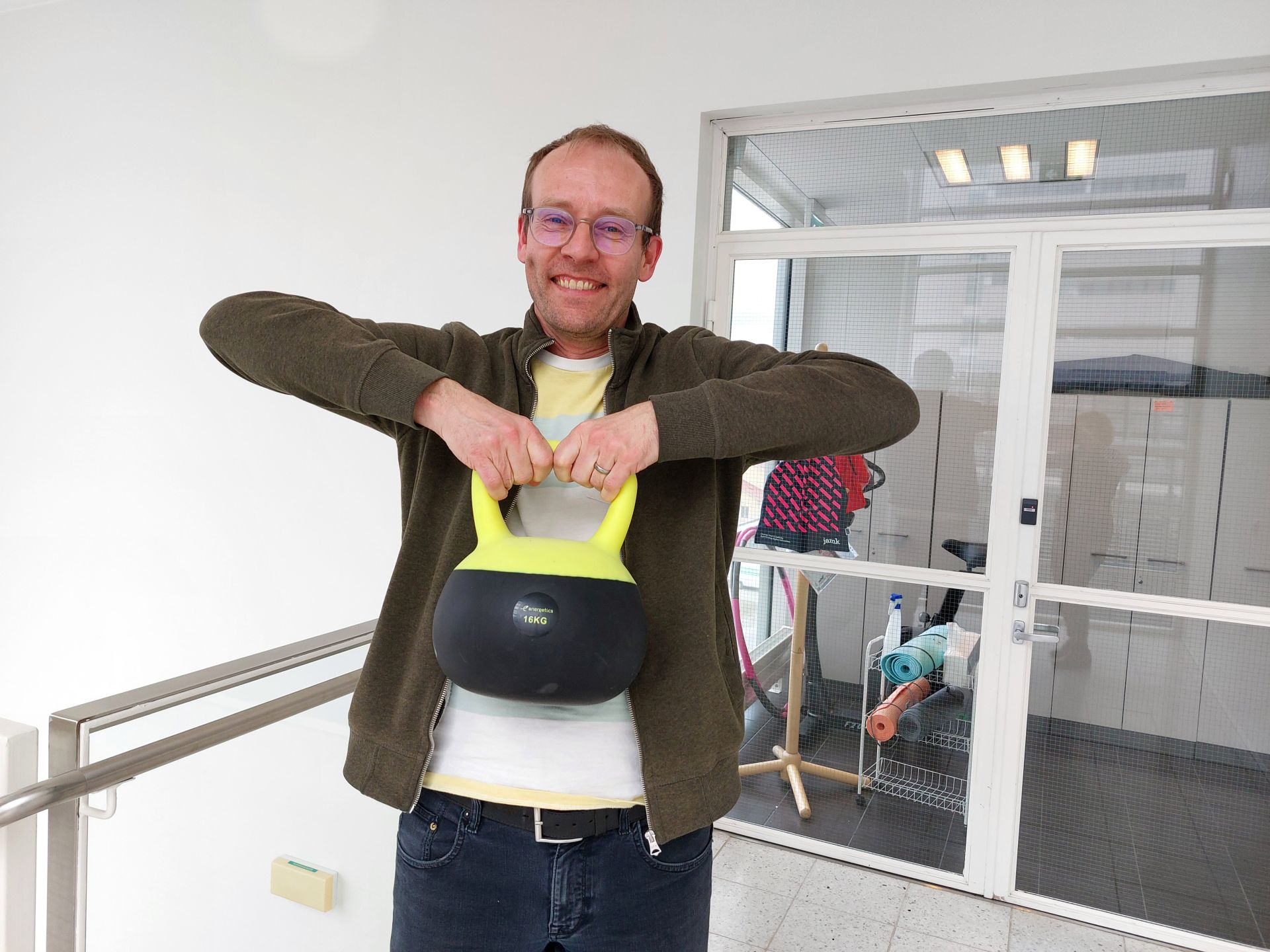 Henkilö nostaa kahvakuulaa.