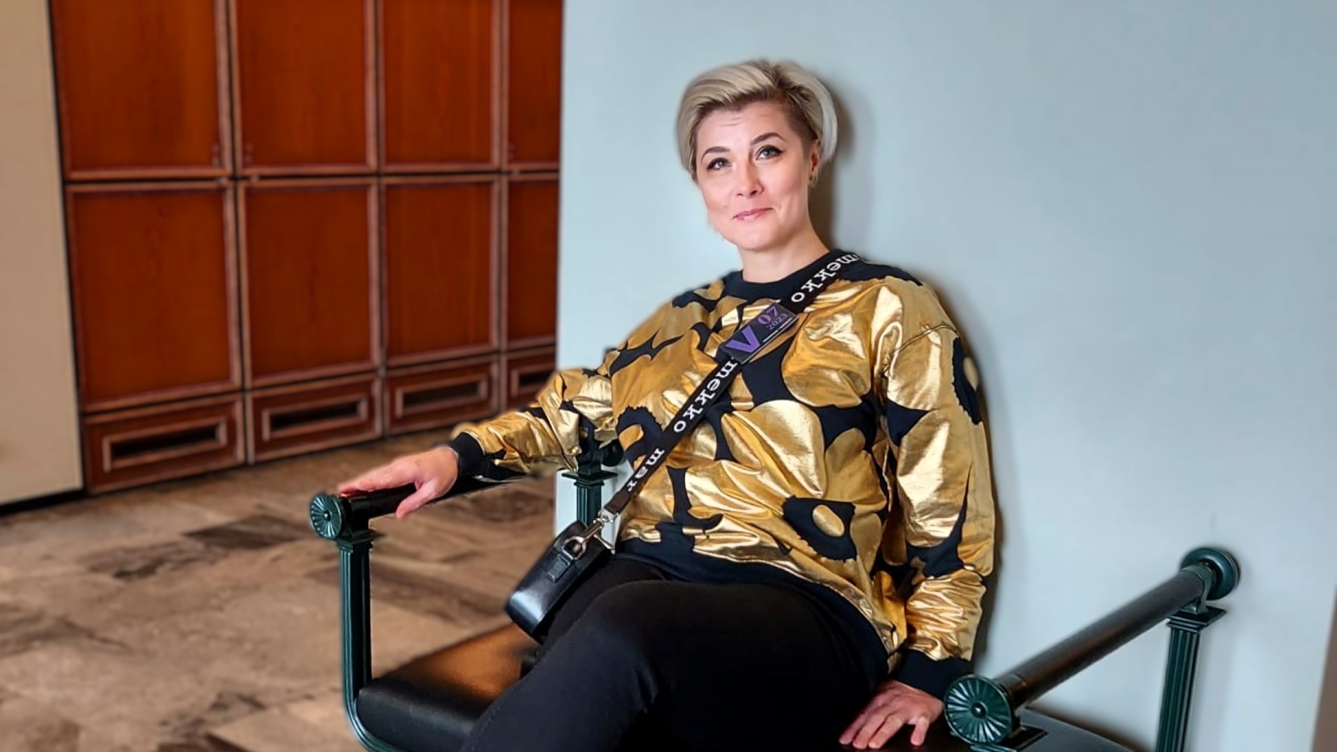 Kukka Lähteinen istuu kauniilla tuolilla eduskuntatalossa