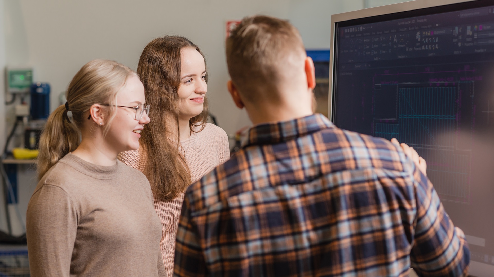 Kuvassa opiskelijoita teknikan laboratoriossa