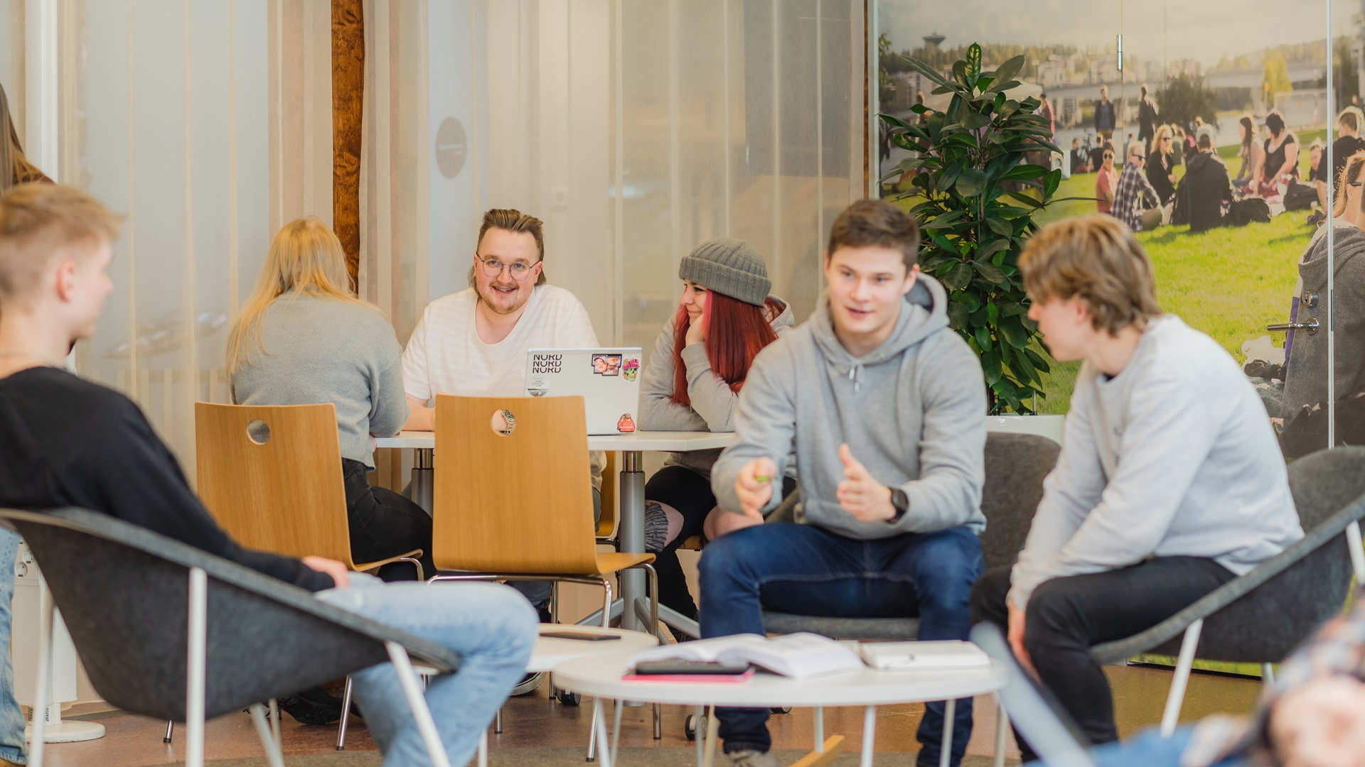 Kuvassa opiskelijoita Rajakadulla