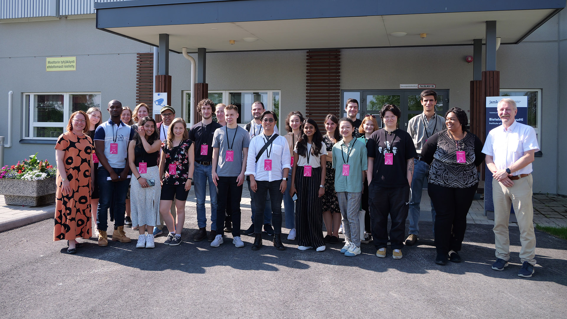 Ryhmä kansainvälisiä opiskelijoita.