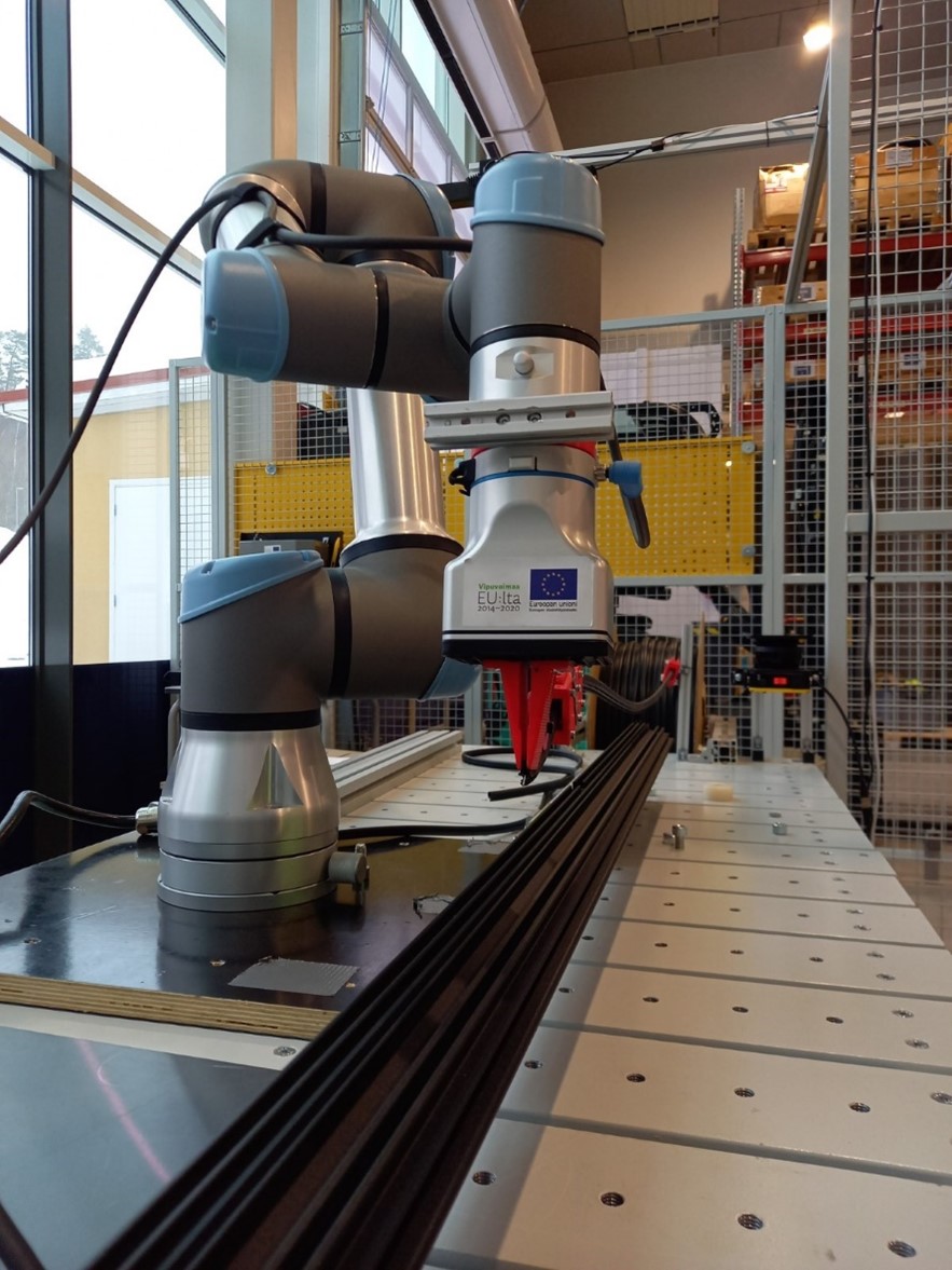 Yhteistyörobotti aentamassa tiivistettä