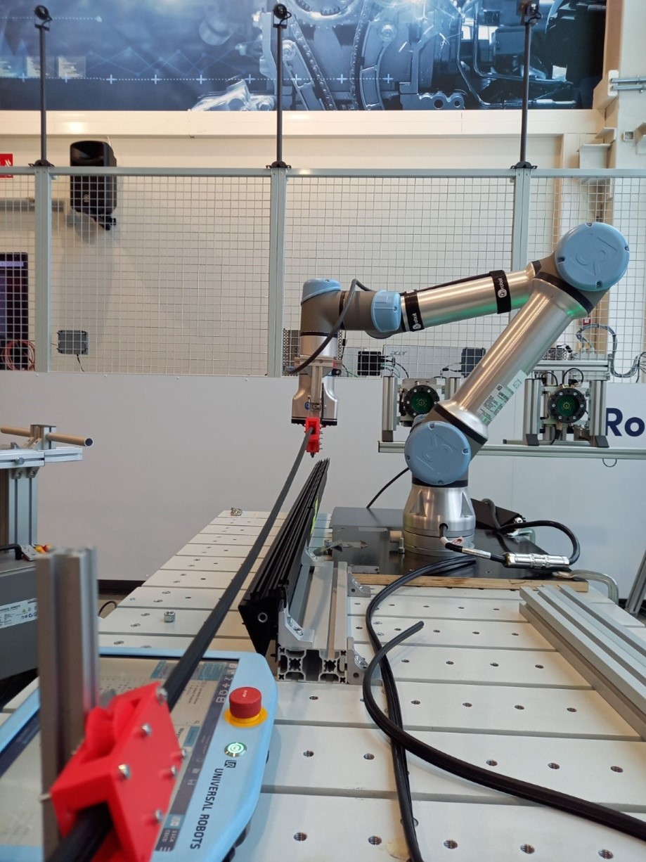 Yhteistyörobotti asentaa tiivistettä uraan