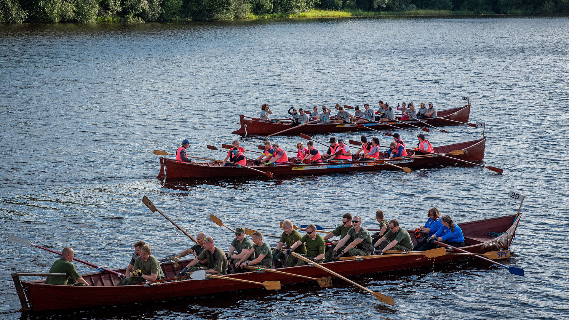 Kirkkoveneitä soutamassa EduFuturasoudussa