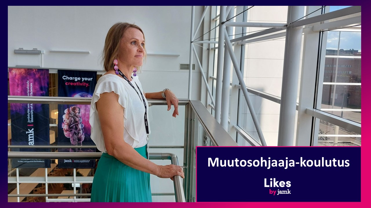 Henkilö katsoo isoista ikkunoista kaukaisuuteen.