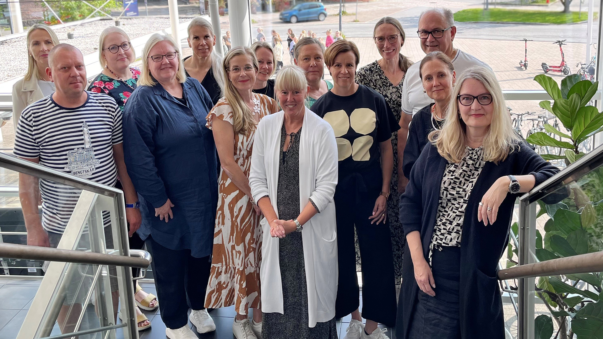 Oodi-projektissa työskenteleviä henkilöitä hymyilevinä ryhmäkuvassa Jamkin Dynamo-rakennuksessa.