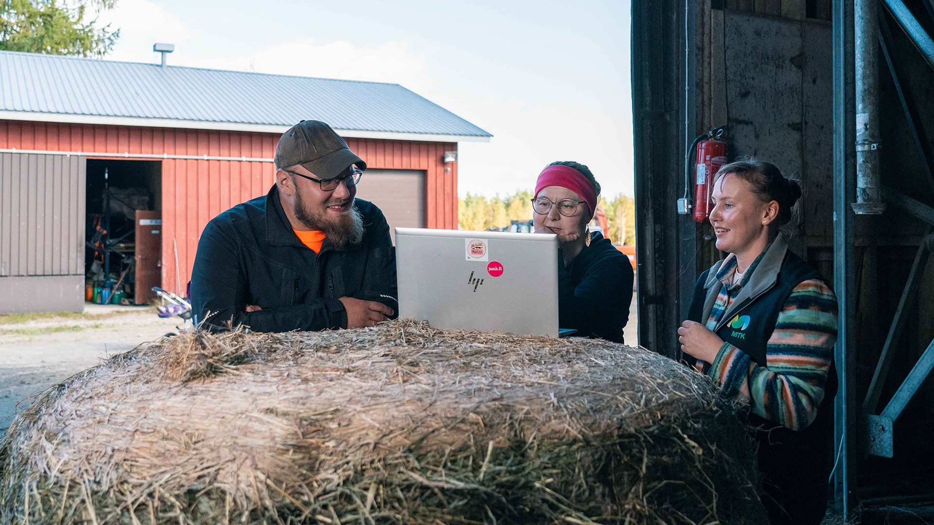 Maatilayrittäjä Ilkka Kosunen, Jamkin Aija Hytönen ja MTK-Pohjois-Savon Noora Räsänen pohtivat muovinkierrätystä.