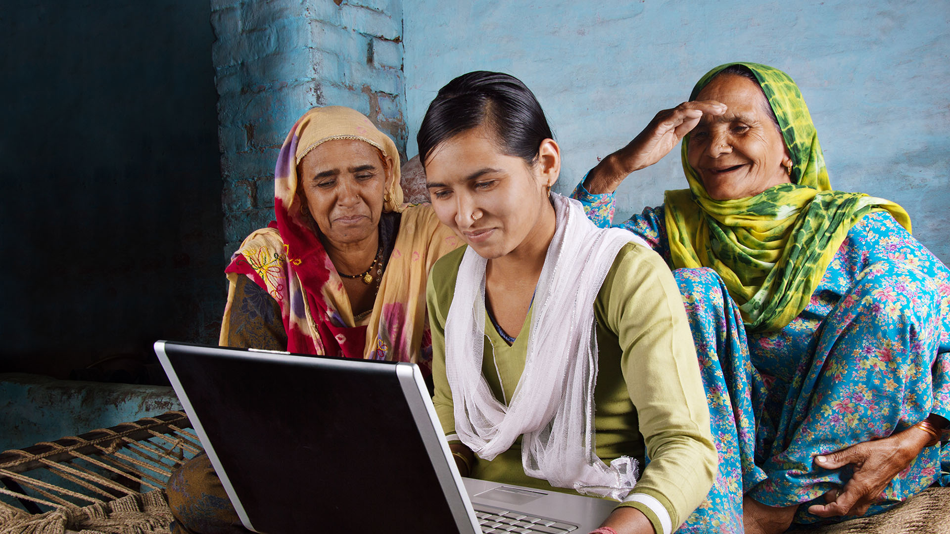 Kolme naista tietokoneen äärellä.