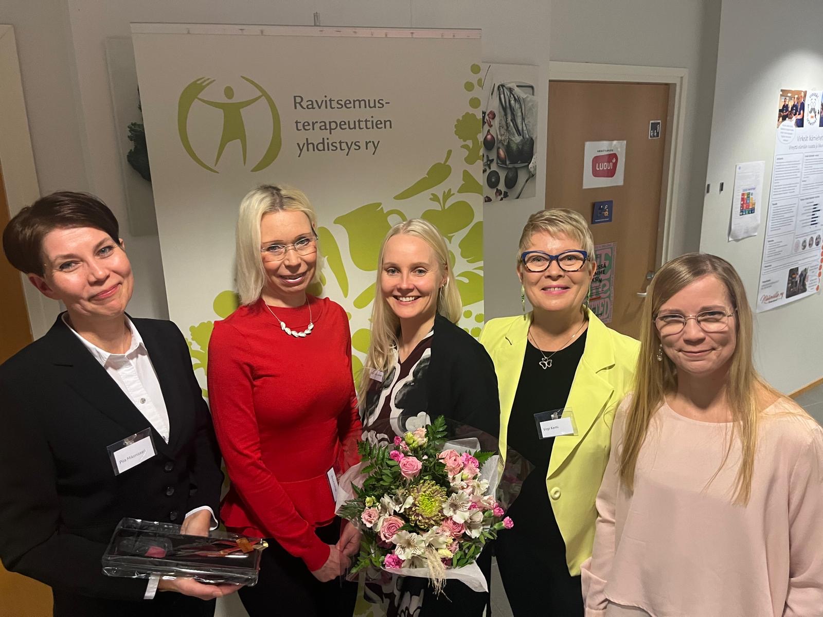 Suvi-Tuulia Leinonen Jamkilta vastaanottamassa palkintoa.