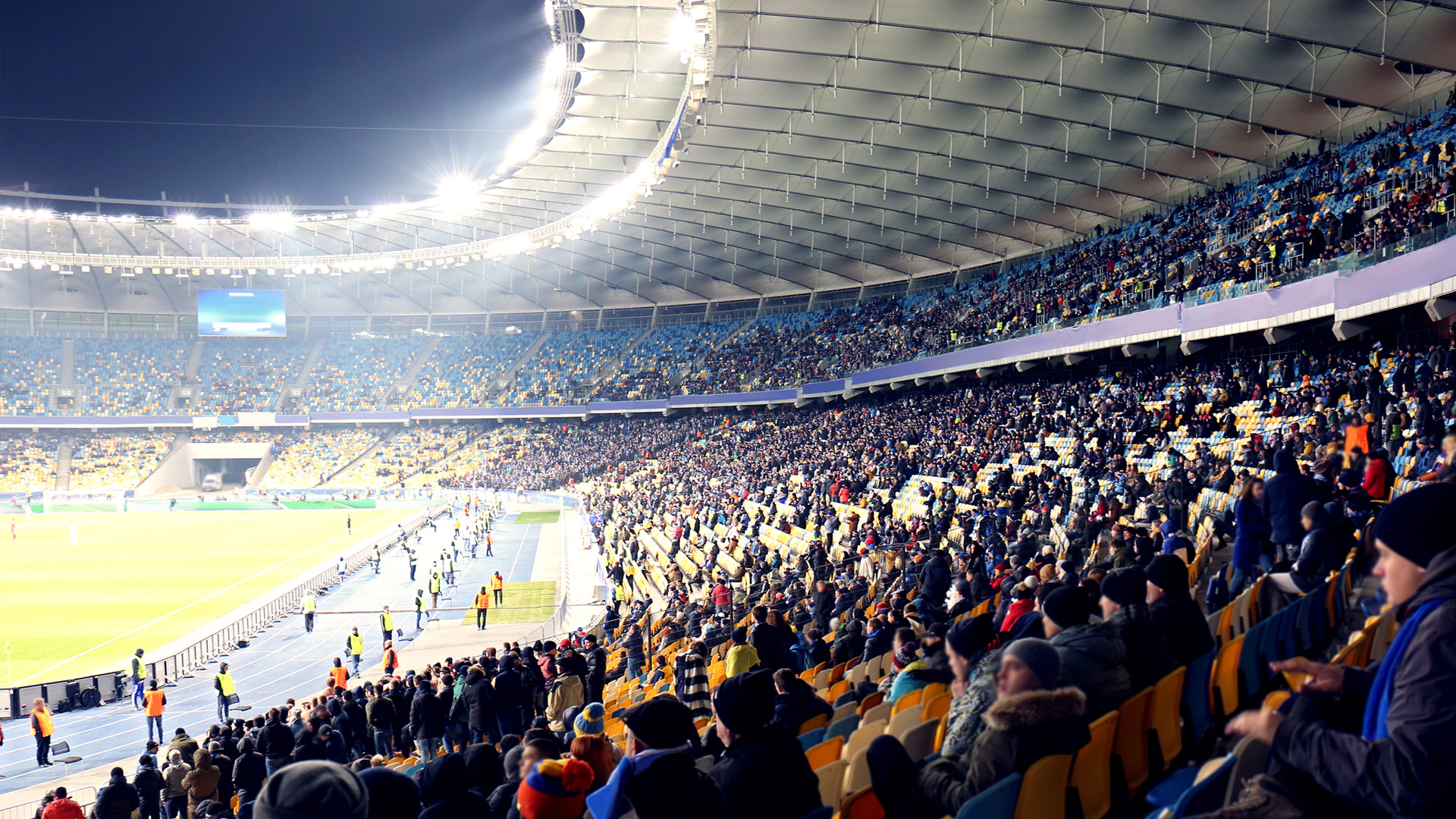 Katsojia stadionilla urheilutapahtumassa