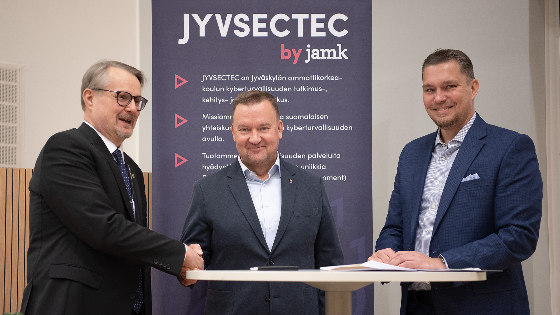 Rehtori Vesa Saarikoski, valtion kyberturvallisuusjohtaja Rauli Paananen ja IT-instituutin johtaja Tero Kokkonen.