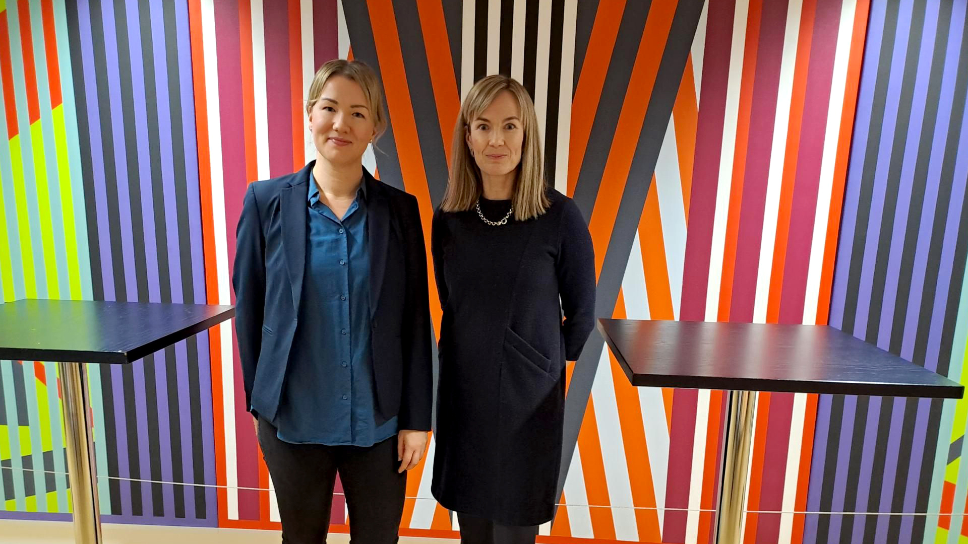 Marianne Turunen ja Minttu Korsberg seisovat.