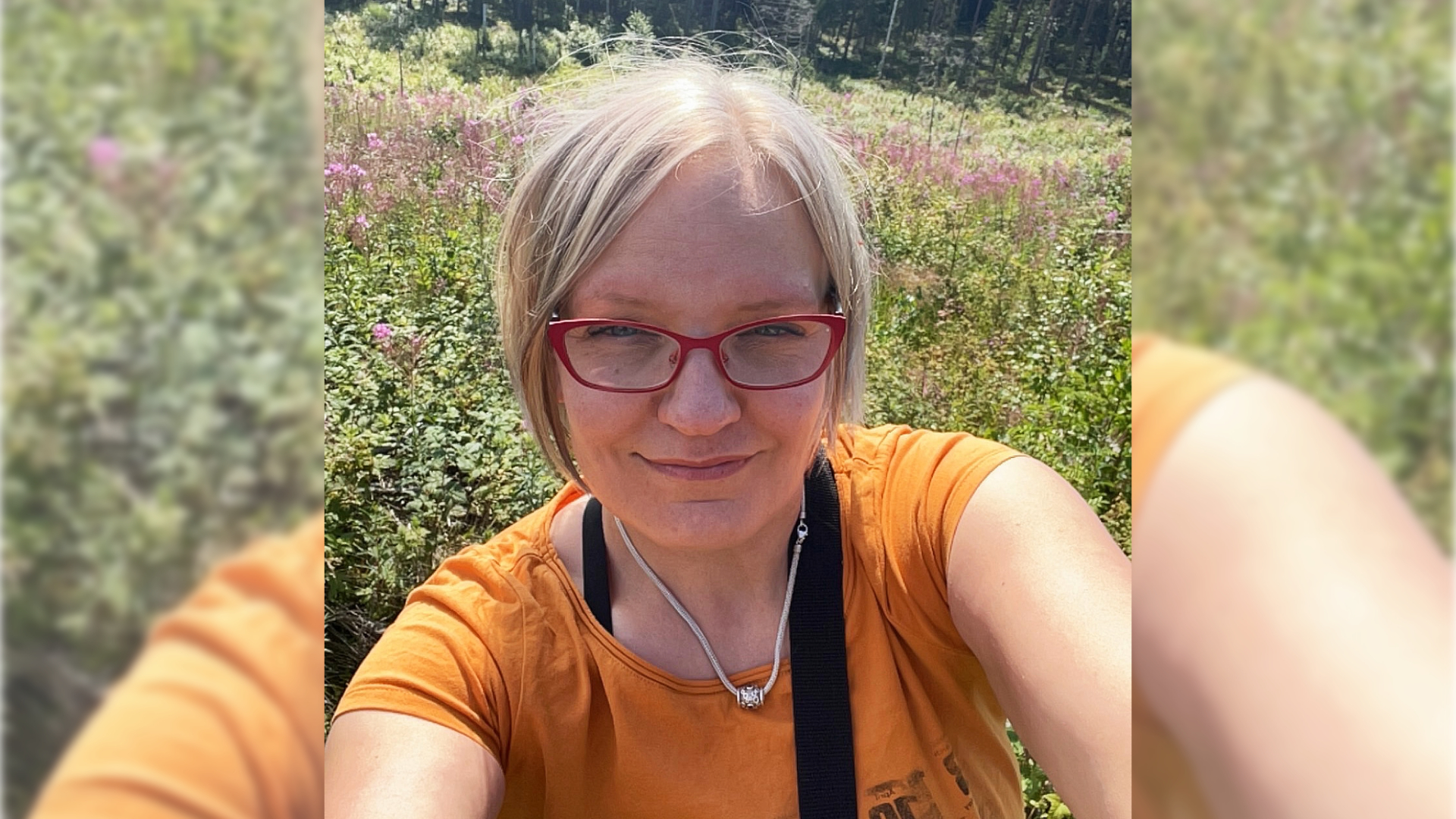 Vaaleahiuksinen nainen jolla silmälasit.