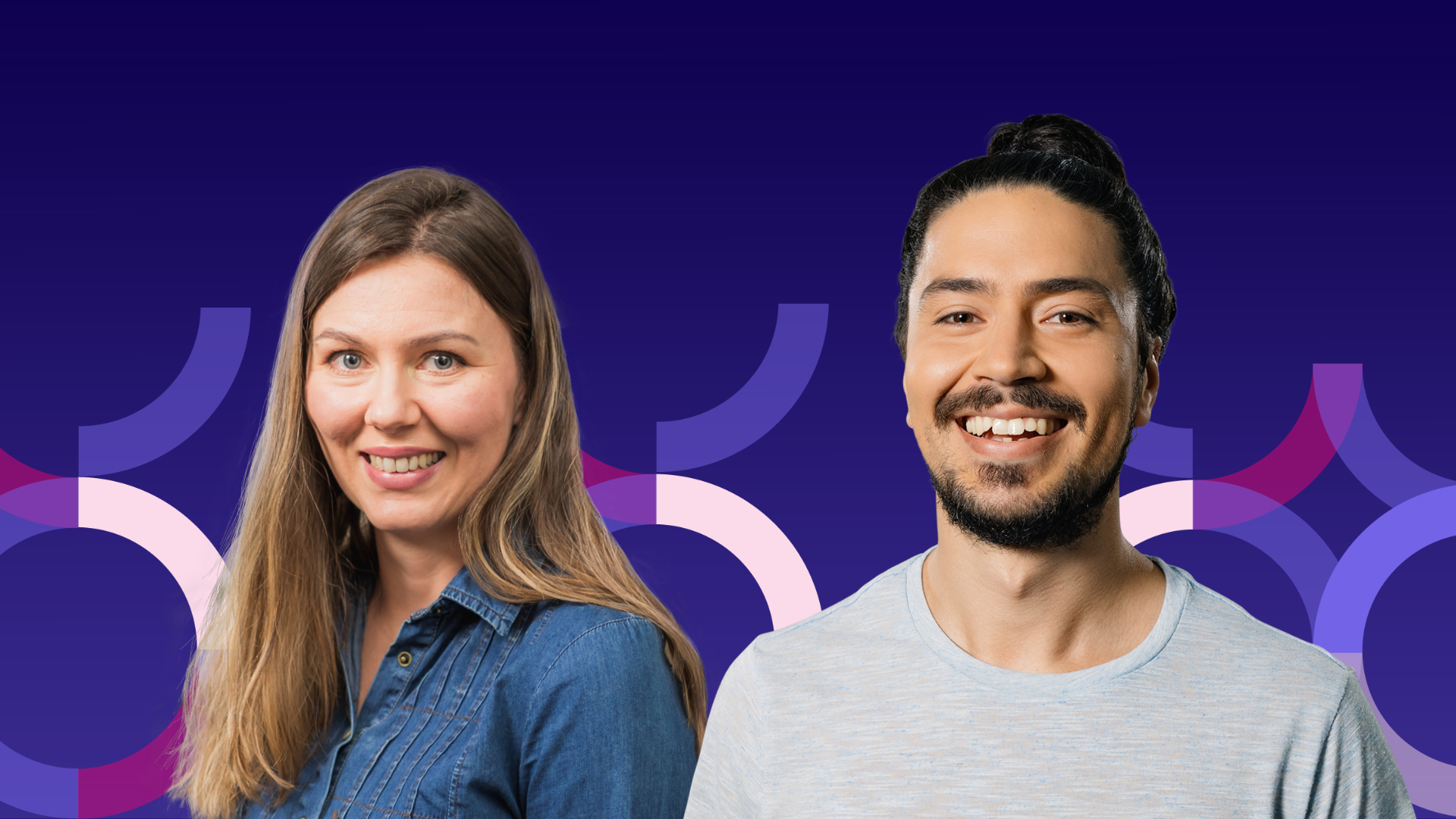 Kaksi iloista opiskelijaa hymyilee kameralle