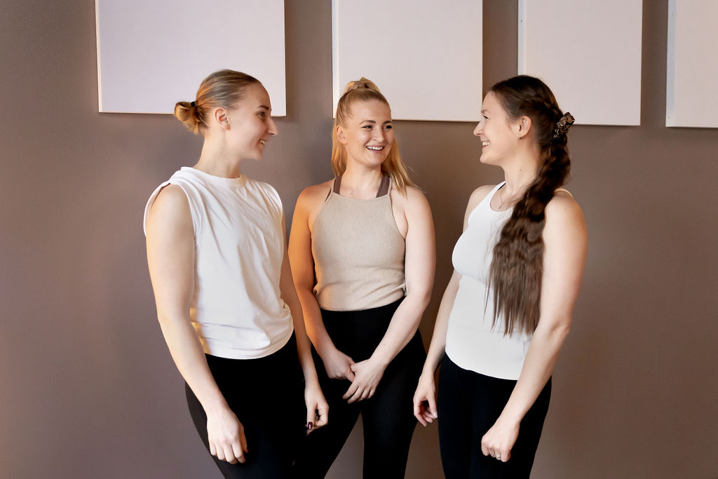 Kuvassa vasemmalta katsottuna Aino Hintsala, keskellä toinen yrittäjämme Nina Välikangas ja oikeassa laidassa Wellnes Voimalan vastuuohjaaja Merianna Rossi