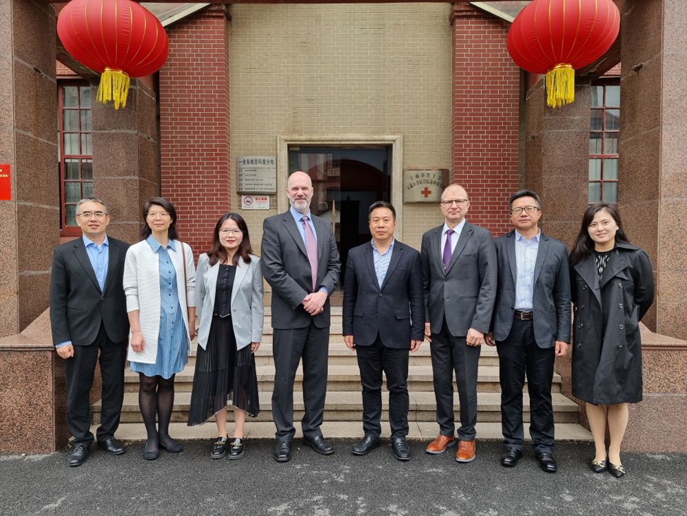 Henkilöstöä ja opiskelijoita rivissä