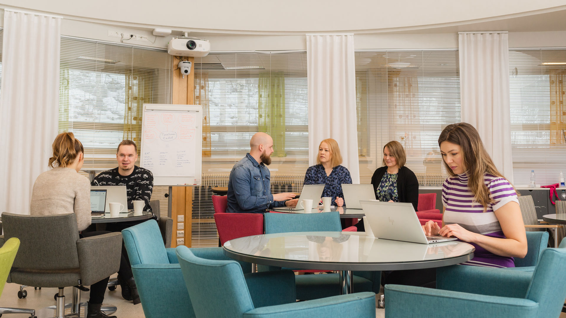 Ryhmä aikuisopiskelijoita Jamkin Kasvosalissa